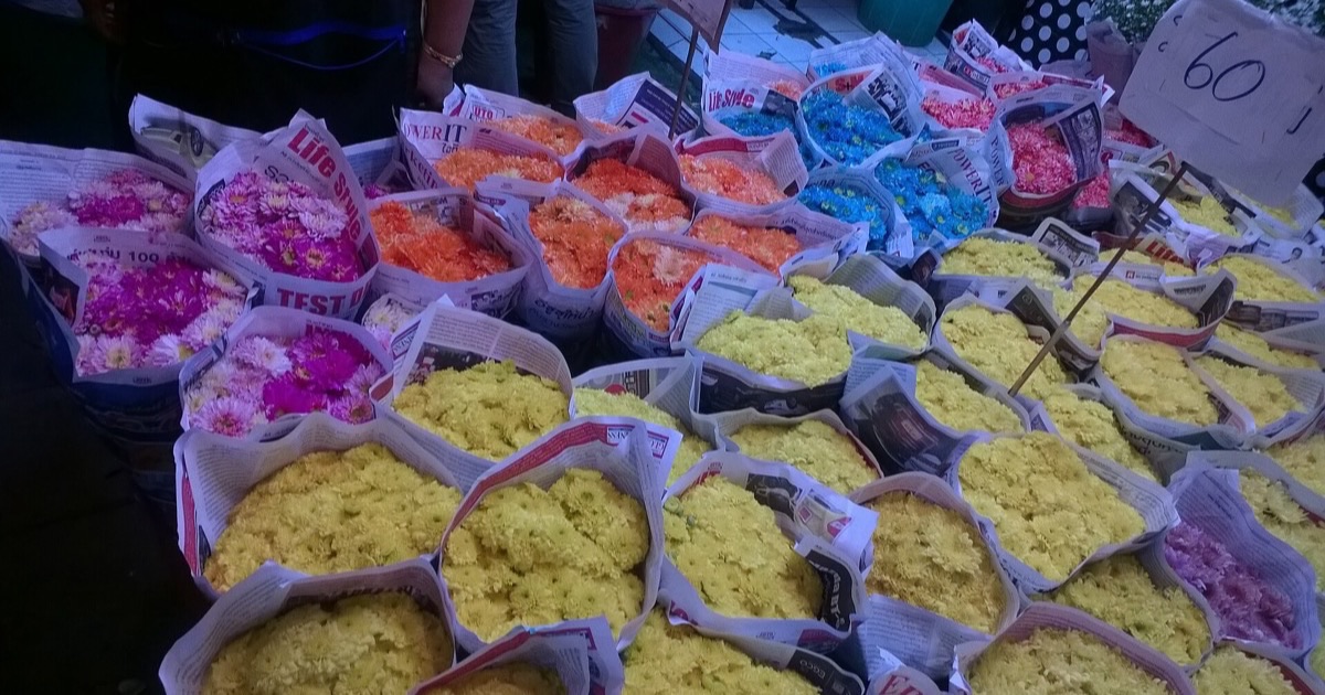 When to Snap Bangkok's Pak Khlong Talat: Tips for Street Photography