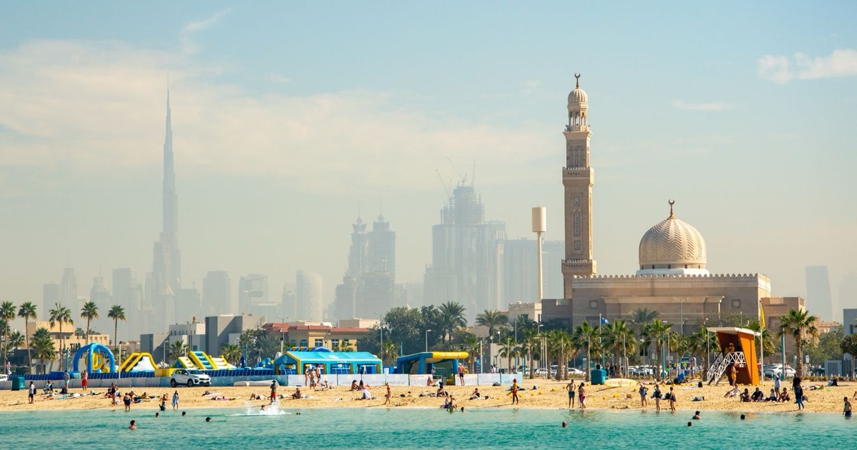 Lo que esperar en la playa Jumeirah de Dubái: Acceso público y deportes acuáticos