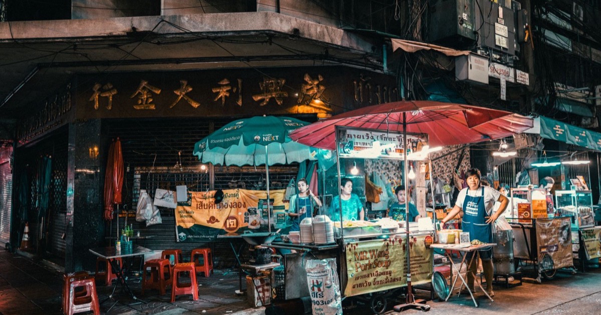 Comida calle rusa-tailandesa en el mercado nocturno de Jomtien: Qué probar