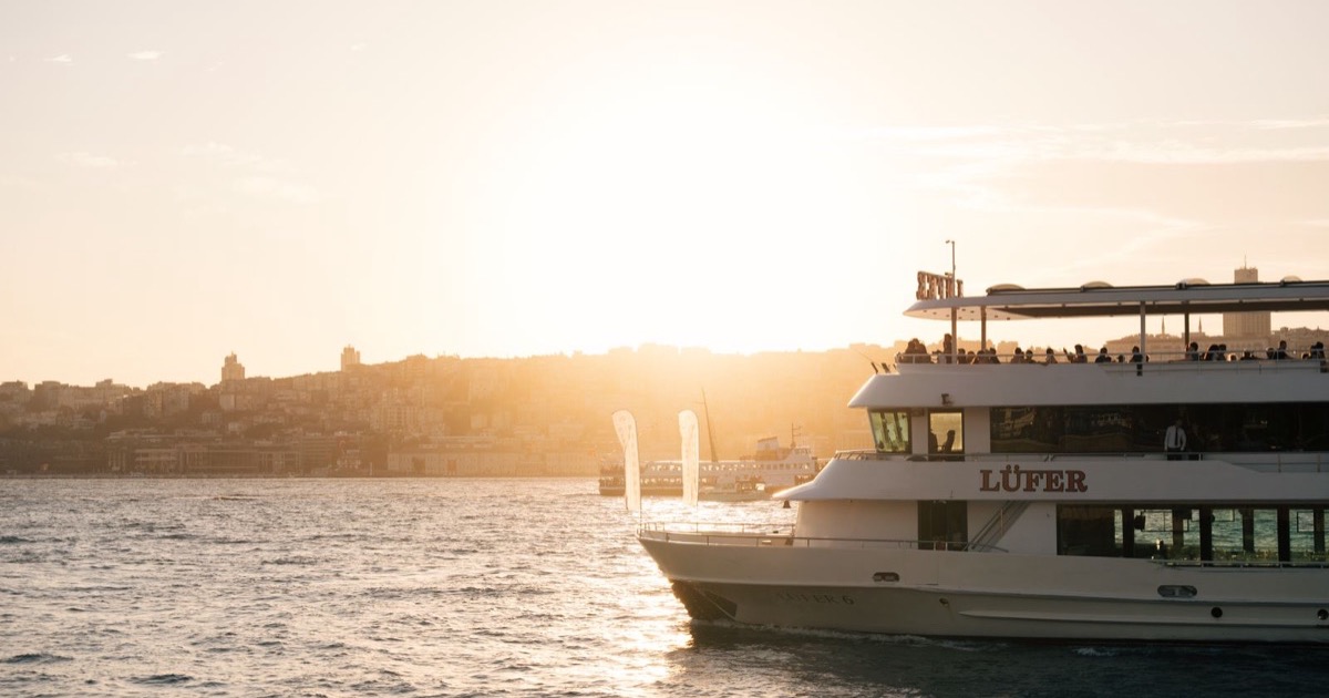 Sunset Dinner Cruise on the Bosphorus: Is Istanbul's Romant in 2026