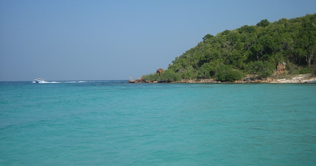 Which Beach is Quieter on Koh Larn Island: Tawaen or Tien Beach